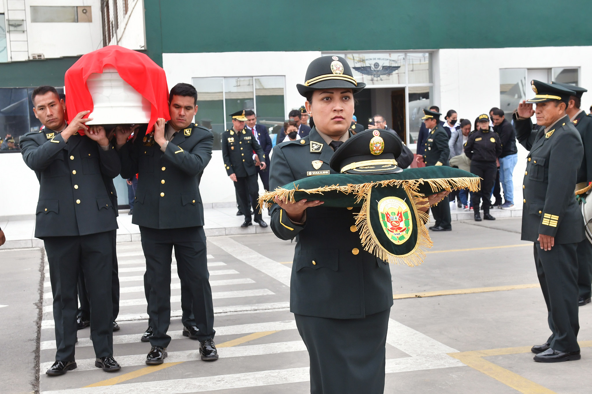 Ministro Willy Huerta expresó sus condolencias a los deudos del teniente Donald Loayza a nombre de todo el sector Interior.