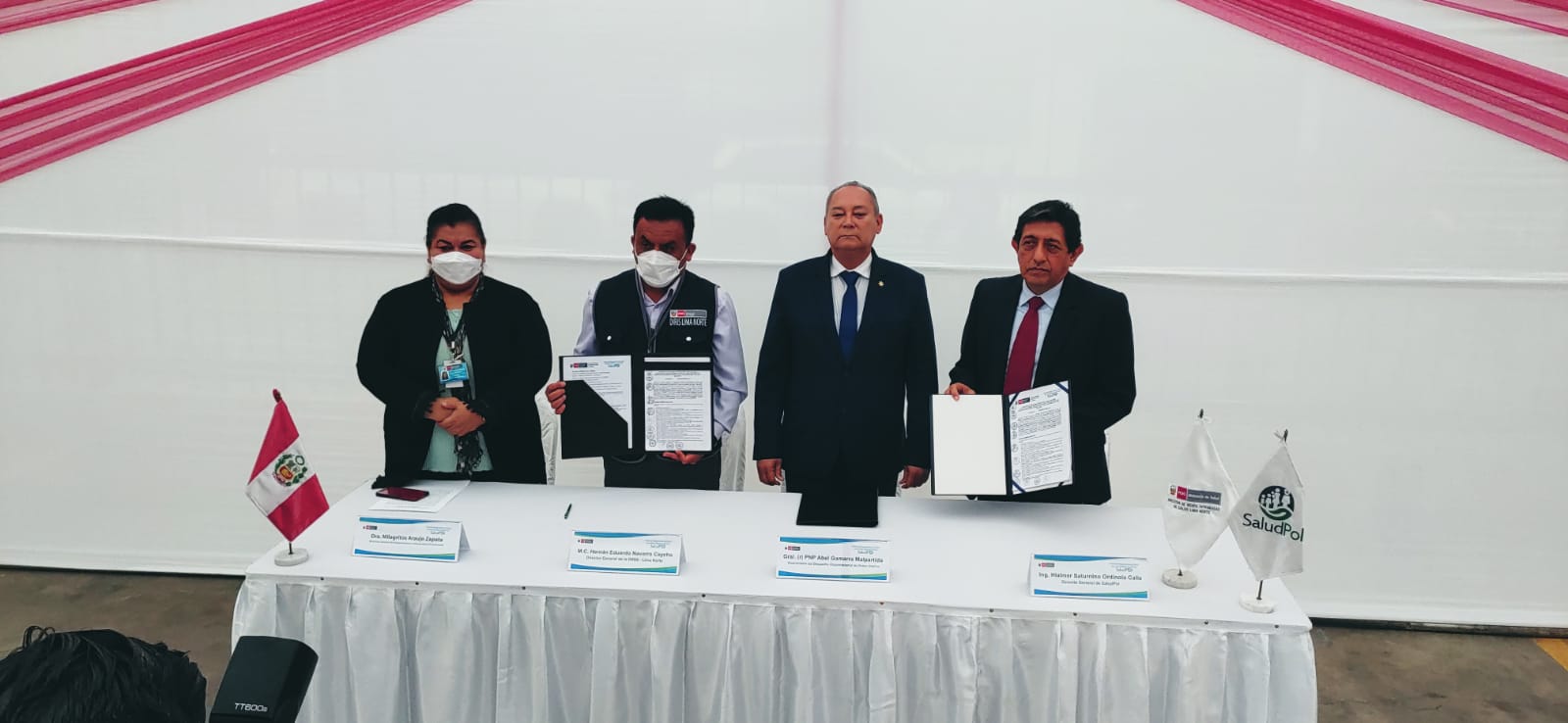El Fondo de Aseguramiento en Salud de la Policía Nacional del Perú (Saludpol) firmó hoy un importante convenio de intercambio prestacional con la Dirección de Redes Integradas de Salud (Diris) Lima Norte, con el cual se garantizará el acceso a la atención médica por emergencia a más de 170 000 policías asegurados y sus familiares derechohabientes.
La firma del convenio se realizó en una ceremonia presidida por el viceministro de Orden Interno, Abel Gamarra Malpartida, en las instalaciones de la Diris Lima Norte, ubicado en el distrito de Independencia.
El acuerdo permitirá optimizar la cobertura de los servicios de salud a los asegurados de Saludpol y se dará prioridad a los residentes de la zona norte de la capital, en distritos como Independencia, Puente Piedra, Carabayllo, Comas, Los Olivos, Ancón, entre otros.