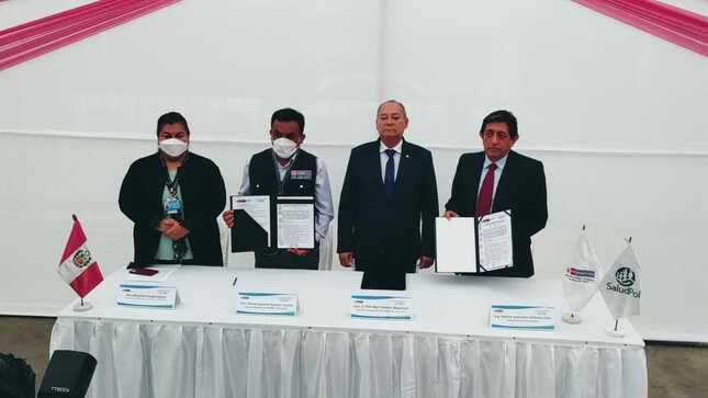 El Fondo de Aseguramiento en Salud de la Policía Nacional del Perú (Saludpol) firmó hoy un importante convenio de intercambio prestacional con la Dirección de Redes Integradas de Salud (Diris) Lima Norte, con el cual se garantizará el acceso a la atención médica por emergencia a más de 170 000 policías asegurados y sus familiares derechohabientes. 
La firma del convenio se realizó en una ceremonia presidida por el viceministro de Orden Interno, Abel Gamarra Malpartida, en las instalaciones de la Diris Lima Norte, ubicado en el distrito de Independencia. 
El acuerdo permitirá optimizar la cobertura de los servicios de salud a los asegurados de Saludpol y se dará prioridad a los residentes de la zona norte de la capital, en distritos como Independencia, Puente Piedra, Carabayllo, Comas, Los Olivos, Ancón, entre otros. 
