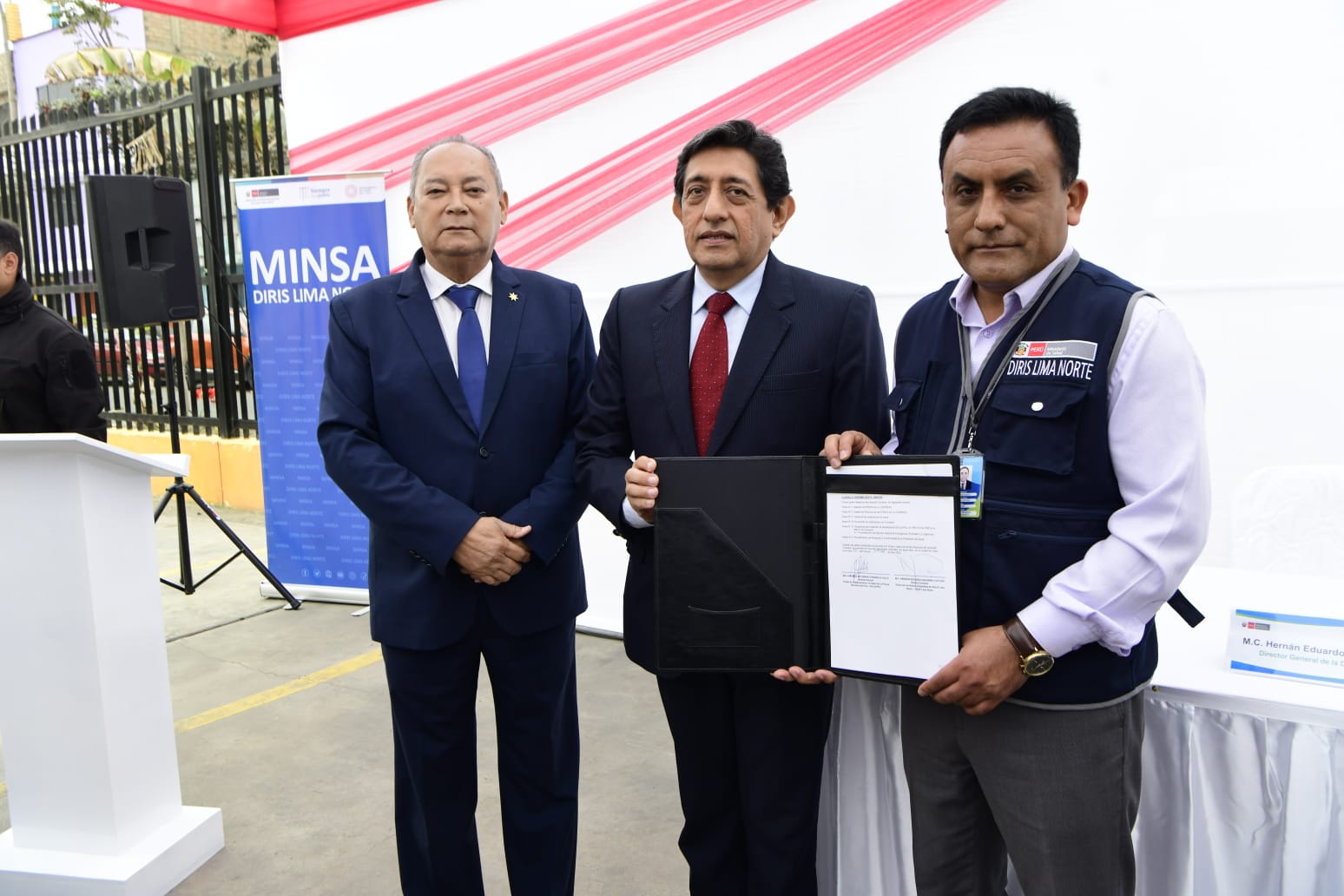 El Fondo de Aseguramiento en Salud de la Policía Nacional del Perú (Saludpol) firmó hoy un importante convenio de intercambio prestacional con la Dirección de Redes Integradas de Salud (Diris) Lima Norte, con el cual se garantizará el acceso a la atención médica por emergencia a más de 170 000 policías asegurados y sus familiares derechohabientes.
La firma del convenio se realizó en una ceremonia presidida por el viceministro de Orden Interno, Abel Gamarra Malpartida, en las instalaciones de la Diris Lima Norte, ubicado en el distrito de Independencia.
El acuerdo permitirá optimizar la cobertura de los servicios de salud a los asegurados de Saludpol y se dará prioridad a los residentes de la zona norte de la capital, en distritos como Independencia, Puente Piedra, Carabayllo, Comas, Los Olivos, Ancón, entre otros.