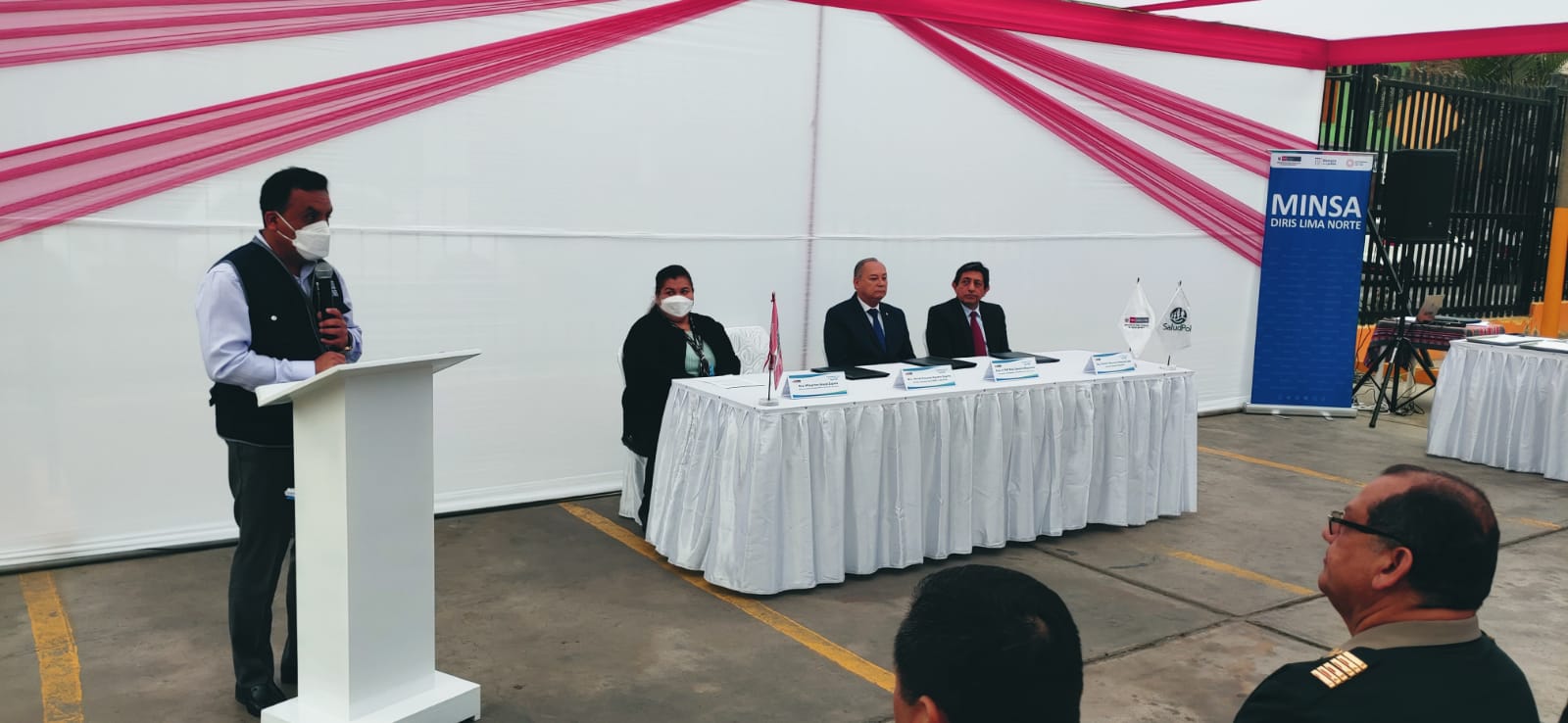 El Fondo de Aseguramiento en Salud de la Policía Nacional del Perú (Saludpol) firmó hoy un importante convenio de intercambio prestacional con la Dirección de Redes Integradas de Salud (Diris) Lima Norte, con el cual se garantizará el acceso a la atención médica por emergencia a más de 170 000 policías asegurados y sus familiares derechohabientes.
La firma del convenio se realizó en una ceremonia presidida por el viceministro de Orden Interno, Abel Gamarra Malpartida, en las instalaciones de la Diris Lima Norte, ubicado en el distrito de Independencia.
El acuerdo permitirá optimizar la cobertura de los servicios de salud a los asegurados de Saludpol y se dará prioridad a los residentes de la zona norte de la capital, en distritos como Independencia, Puente Piedra, Carabayllo, Comas, Los Olivos, Ancón, entre otros.