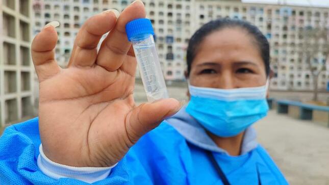 Lima sur especialistas de salud ambiental intervienen el cementerio de Nueva Esperanza