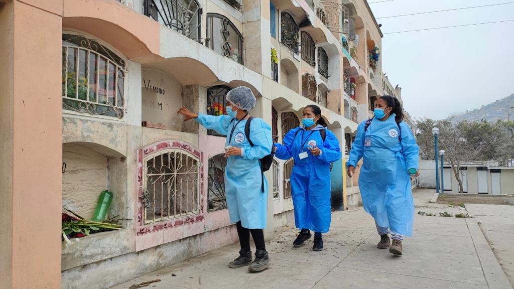 Lima sur especialistas de salud ambiental intervienen el cementerio de Nueva Esperanza