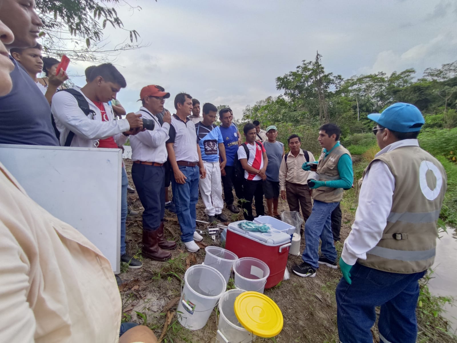 Taller sobre muestreo de suelo y agua