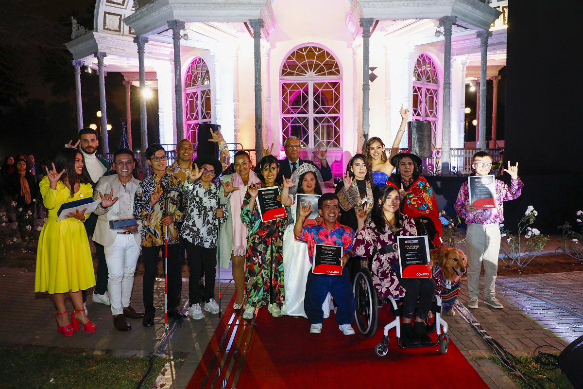 Todos los participantes de “Inclusión a la Moda 2” en el pabellón Bizantino en le parque de la exposición