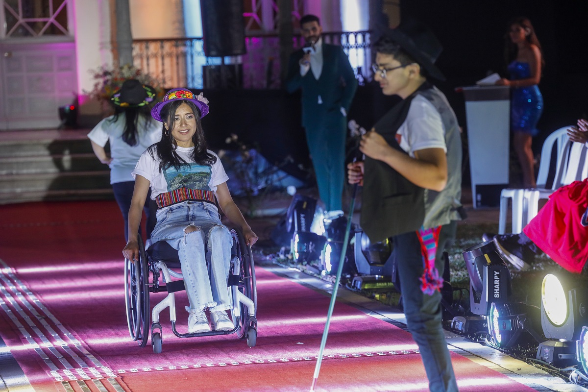 Modelos: En silla de ruedas Maleny y Piero en la pasarela de “Inclusión a la Moda 2”
