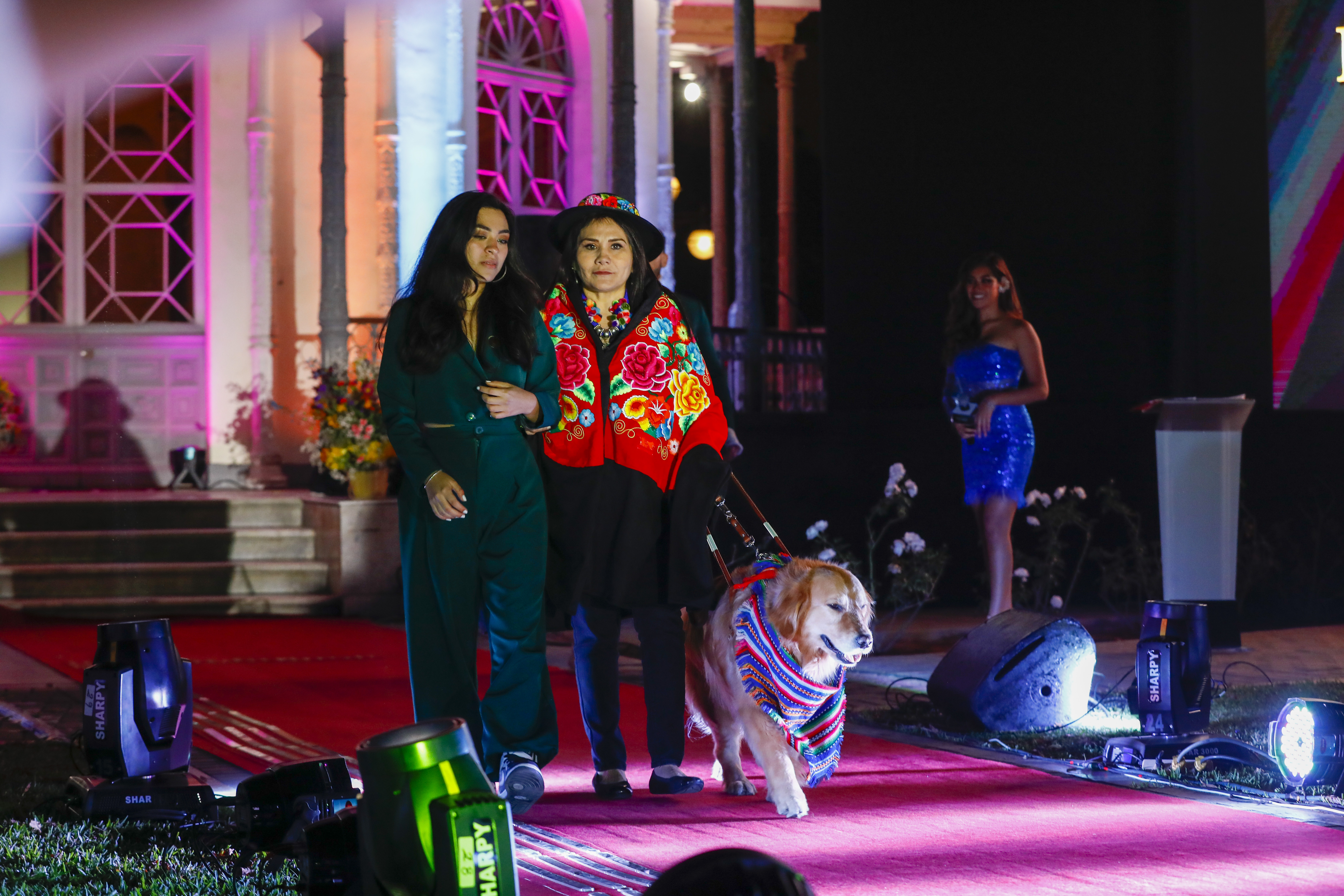 Jane Cosar y su perro guía Perry desfilan por la pasarela de “Inclusión a la Moda 2”