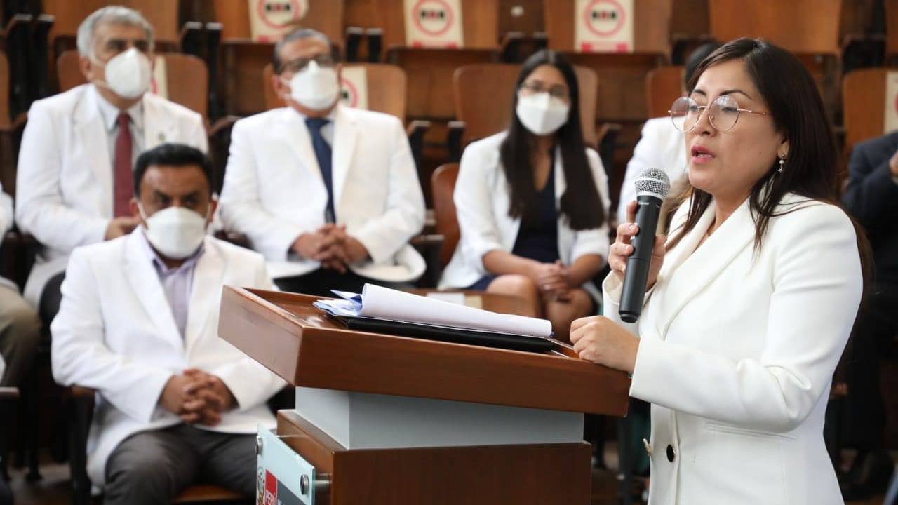 Titular del sector se presentó ante las autoridades de los diferentes hospitales, institutos OPD y Diris