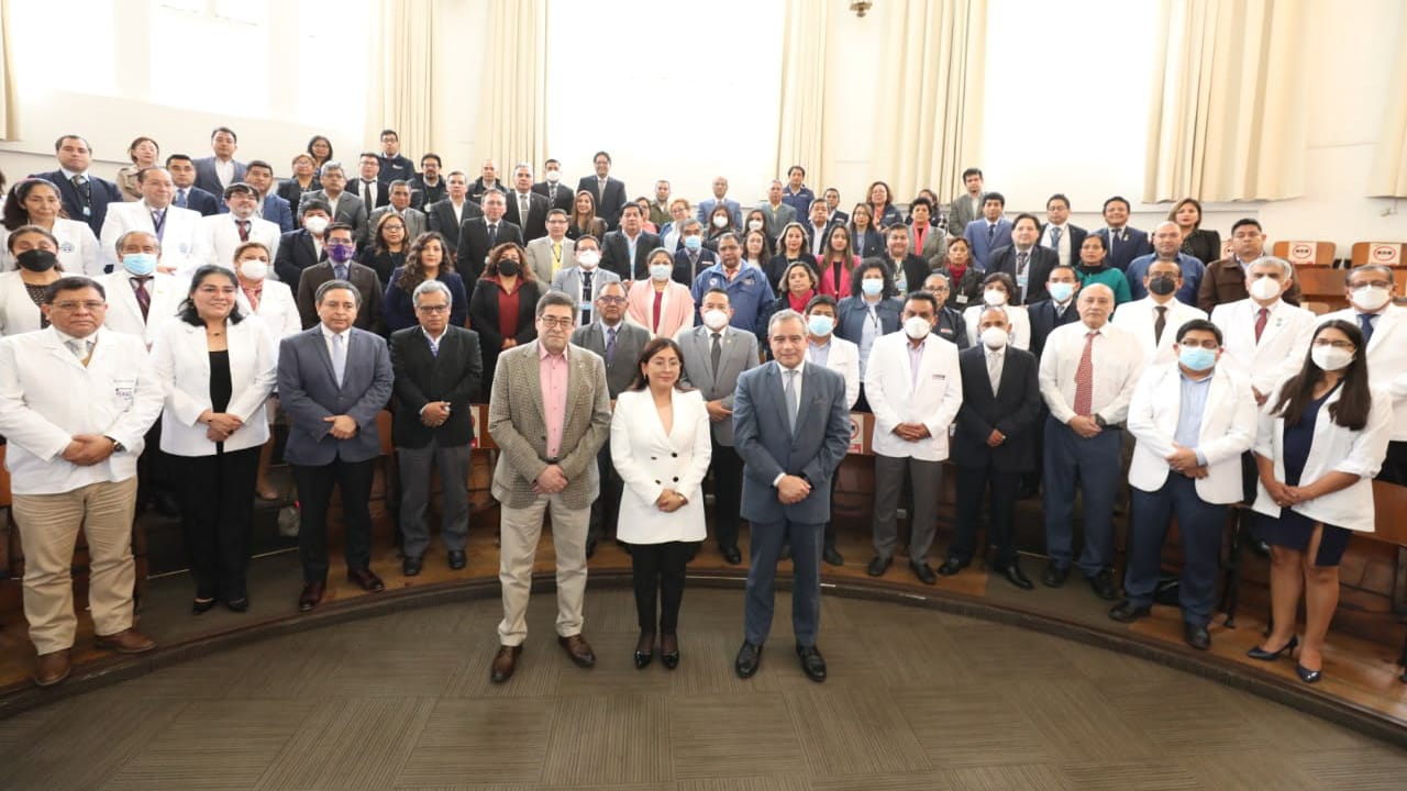 Titular del sector se presentó ante las autoridades de los diferentes hospitales, institutos OPD y Diris
