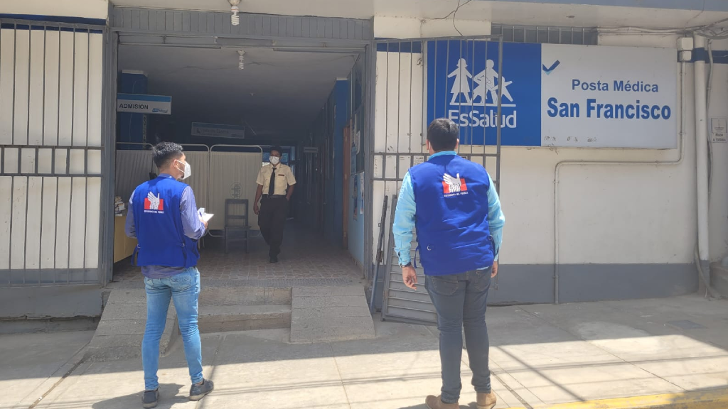 Comisionados supervisan centro de salud
