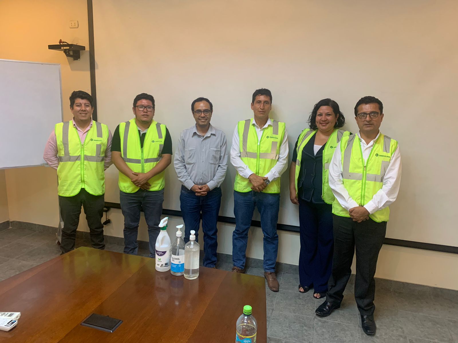 Foto grupal tomada durante la reunión entre el Ministerio de Educación, el gobierno regional y la empresa privada.