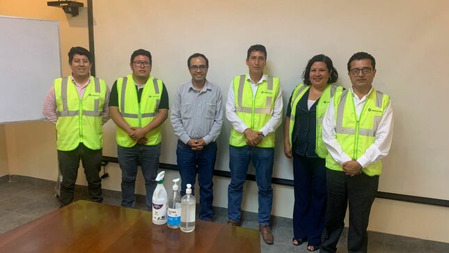 Foto grupal tomada durante la reunión entre el Ministerio de Educación, el gobierno regional y la empresa privada.
