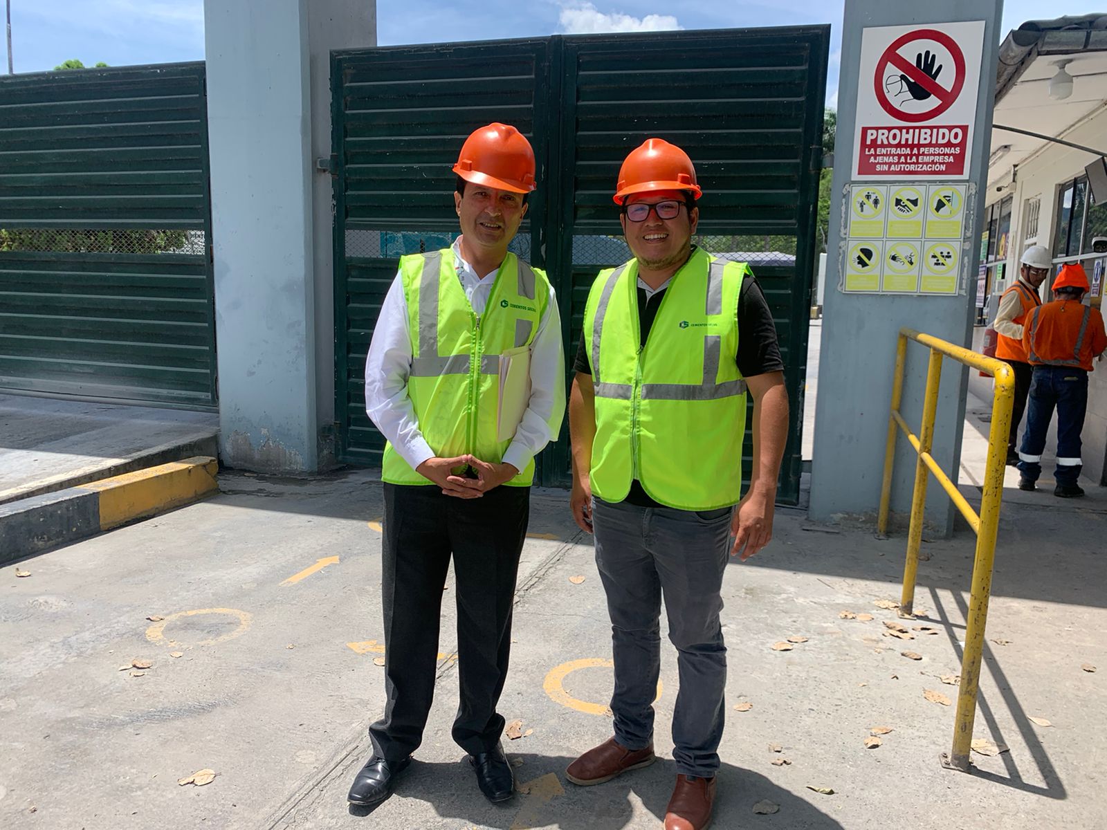 Director regional de Educación, Ricardo Quevedo y Julio Chumacero Acosta, jefe de la Oficina de Promoción de la Inversión Privada Sostenible (OPIPS)
