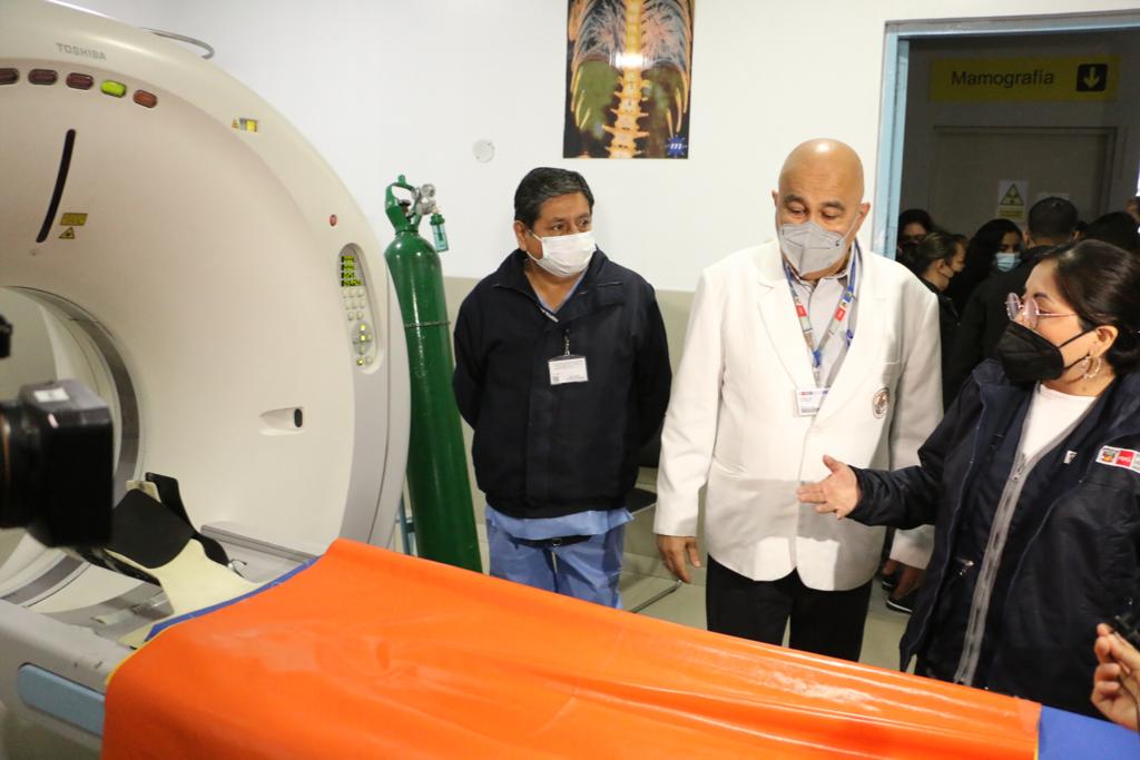 Ministra Portalatino promoverá la compra de un nuevo tomógrafo para mejorar la atención en el Hospital María Auxiliadora