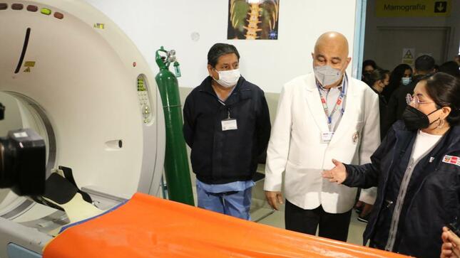 Ministra Portalatino promoverá la compra de un nuevo tomógrafo para mejorar la atención en el Hospital María Auxiliadora