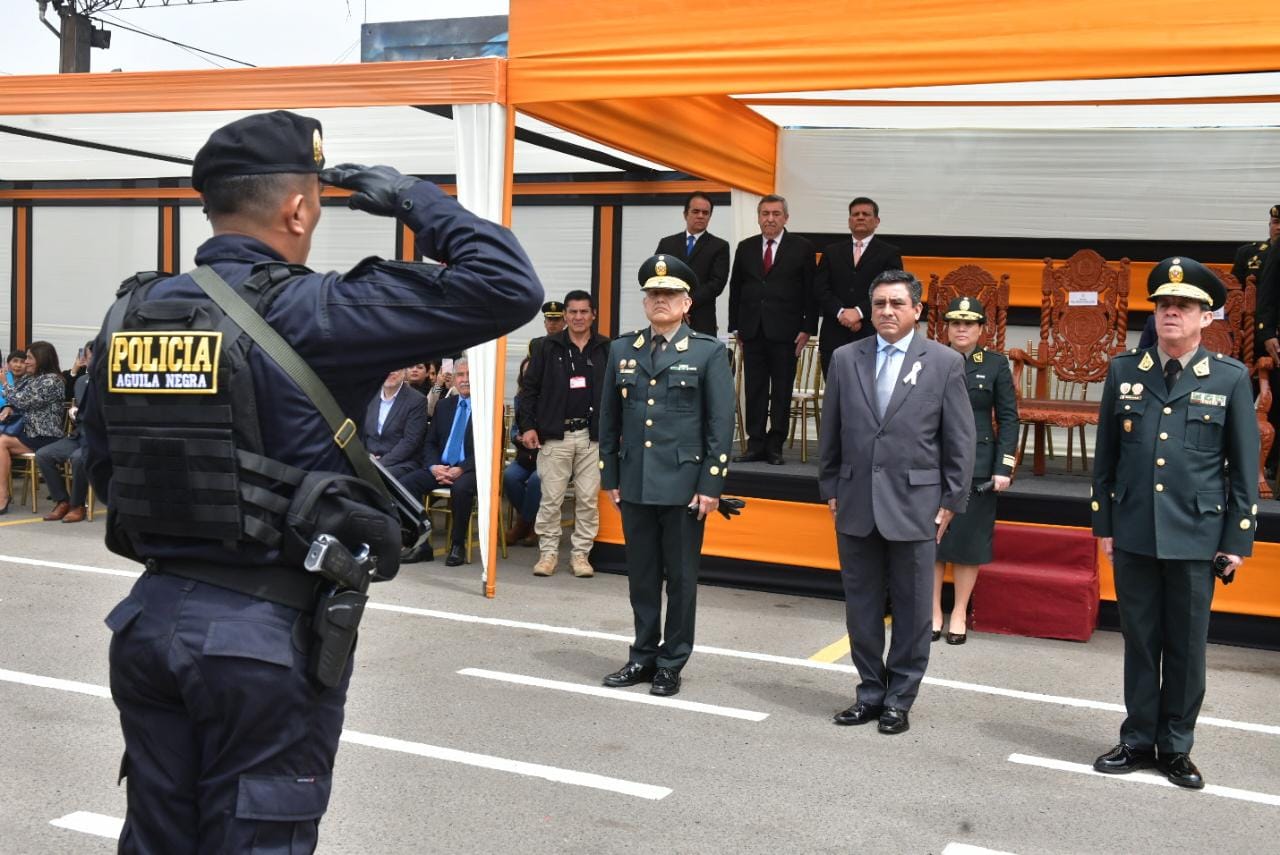El ministro del Interior, Willy Huerta, exhortó a la Policía Nacional del Perú (PNP) a trabajar con mística, compromiso y vocación de servicio para mejorar la seguridad ciudadana en nuestro país. Así lo manifestó hoy durante la ceremonia por el 42.° aniversario del Departamento de Seguridad de Bancos - “Águila Negra”.
“Hay que destacar en voz alta la mística profesional, la vocación de servicio y el gran espíritu de lucha de todos y cada uno de los agentes que forman parte del Departamento de Seguridad de Bancos - Águila Negra, cuyo trabajo especializado contribuye a reforzar la seguridad ciudadana en nuestro país”, indicó.