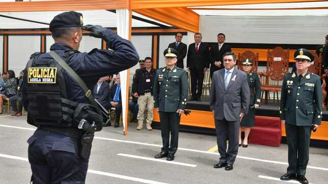 El ministro del Interior, Willy Huerta, exhortó a la Policía Nacional del Perú (PNP) a trabajar con mística, compromiso y vocación de servicio para mejorar la seguridad ciudadana en nuestro país. Así lo manifestó hoy durante la ceremonia por el 42.° aniversario del Departamento de Seguridad de Bancos - “Águila Negra”.

“Hay que destacar en voz alta la mística profesional, la vocación de servicio y el gran espíritu de lucha de todos y cada uno de los agentes que forman parte del Departamento de Seguridad de Bancos - Águila Negra, cuyo trabajo especializado contribuye a reforzar la seguridad ciudadana en nuestro país”, indicó.
