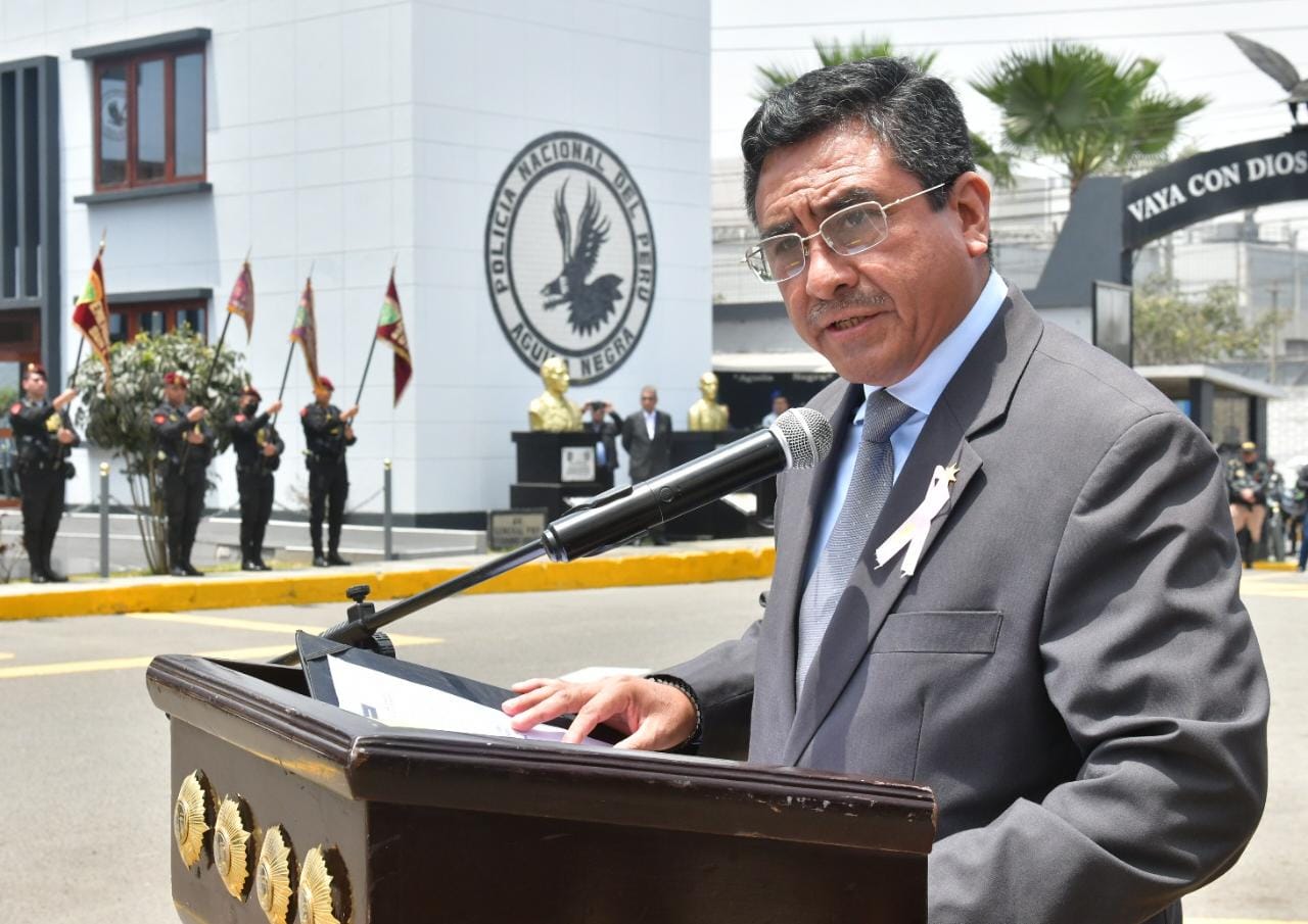 El ministro del Interior, Willy Huerta, exhortó a la Policía Nacional del Perú (PNP) a trabajar con mística, compromiso y vocación de servicio para mejorar la seguridad ciudadana en nuestro país. Así lo manifestó hoy durante la ceremonia por el 42.° aniversario del Departamento de Seguridad de Bancos - “Águila Negra”.
“Hay que destacar en voz alta la mística profesional, la vocación de servicio y el gran espíritu de lucha de todos y cada uno de los agentes que forman parte del Departamento de Seguridad de Bancos - Águila Negra, cuyo trabajo especializado contribuye a reforzar la seguridad ciudadana en nuestro país”, indicó.