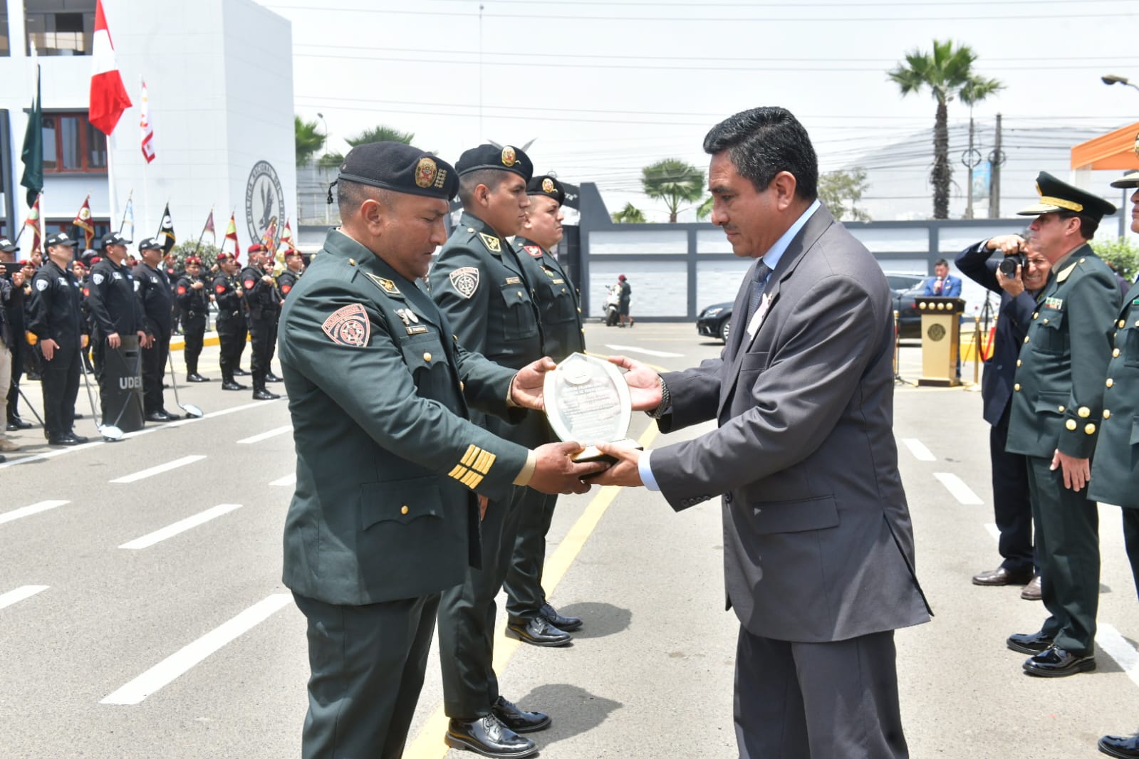El ministro del Interior, Willy Huerta, exhortó a la Policía Nacional del Perú (PNP) a trabajar con mística, compromiso y vocación de servicio para mejorar la seguridad ciudadana en nuestro país. Así lo manifestó hoy durante la ceremonia por el 42.° aniversario del Departamento de Seguridad de Bancos - “Águila Negra”.
“Hay que destacar en voz alta la mística profesional, la vocación de servicio y el gran espíritu de lucha de todos y cada uno de los agentes que forman parte del Departamento de Seguridad de Bancos - Águila Negra, cuyo trabajo especializado contribuye a reforzar la seguridad ciudadana en nuestro país”, indicó.