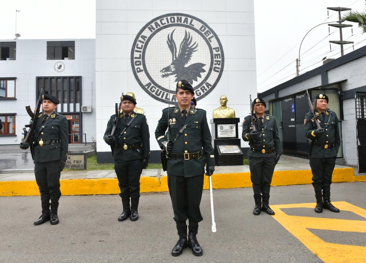 El ministro del Interior, Willy Huerta, exhortó a la Policía Nacional del Perú (PNP) a trabajar con mística, compromiso y vocación de servicio para mejorar la seguridad ciudadana en nuestro país. Así lo manifestó hoy durante la ceremonia por el 42.° aniversario del Departamento de Seguridad de Bancos - “Águila Negra”.
“Hay que destacar en voz alta la mística profesional, la vocación de servicio y el gran espíritu de lucha de todos y cada uno de los agentes que forman parte del Departamento de Seguridad de Bancos - Águila Negra, cuyo trabajo especializado contribuye a reforzar la seguridad ciudadana en nuestro país”, indicó.