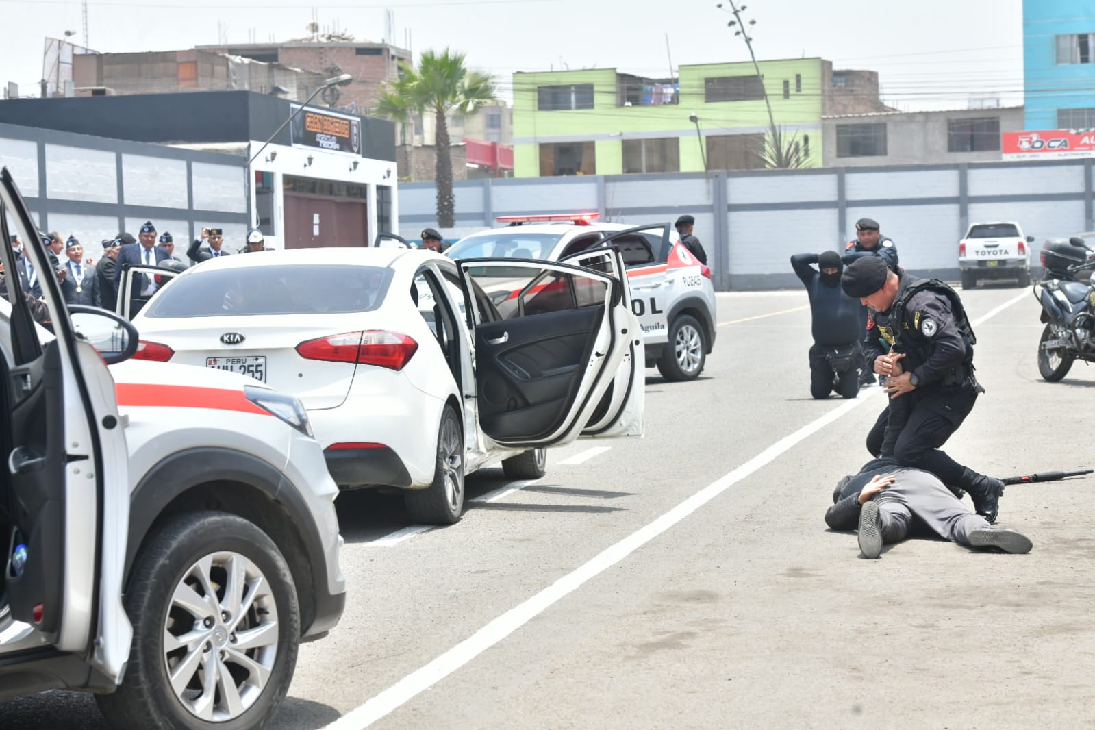 El ministro del Interior, Willy Huerta, exhortó a la Policía Nacional del Perú (PNP) a trabajar con mística, compromiso y vocación de servicio para mejorar la seguridad ciudadana en nuestro país. Así lo manifestó hoy durante la ceremonia por el 42.° aniversario del Departamento de Seguridad de Bancos - “Águila Negra”.
“Hay que destacar en voz alta la mística profesional, la vocación de servicio y el gran espíritu de lucha de todos y cada uno de los agentes que forman parte del Departamento de Seguridad de Bancos - Águila Negra, cuyo trabajo especializado contribuye a reforzar la seguridad ciudadana en nuestro país”, indicó.