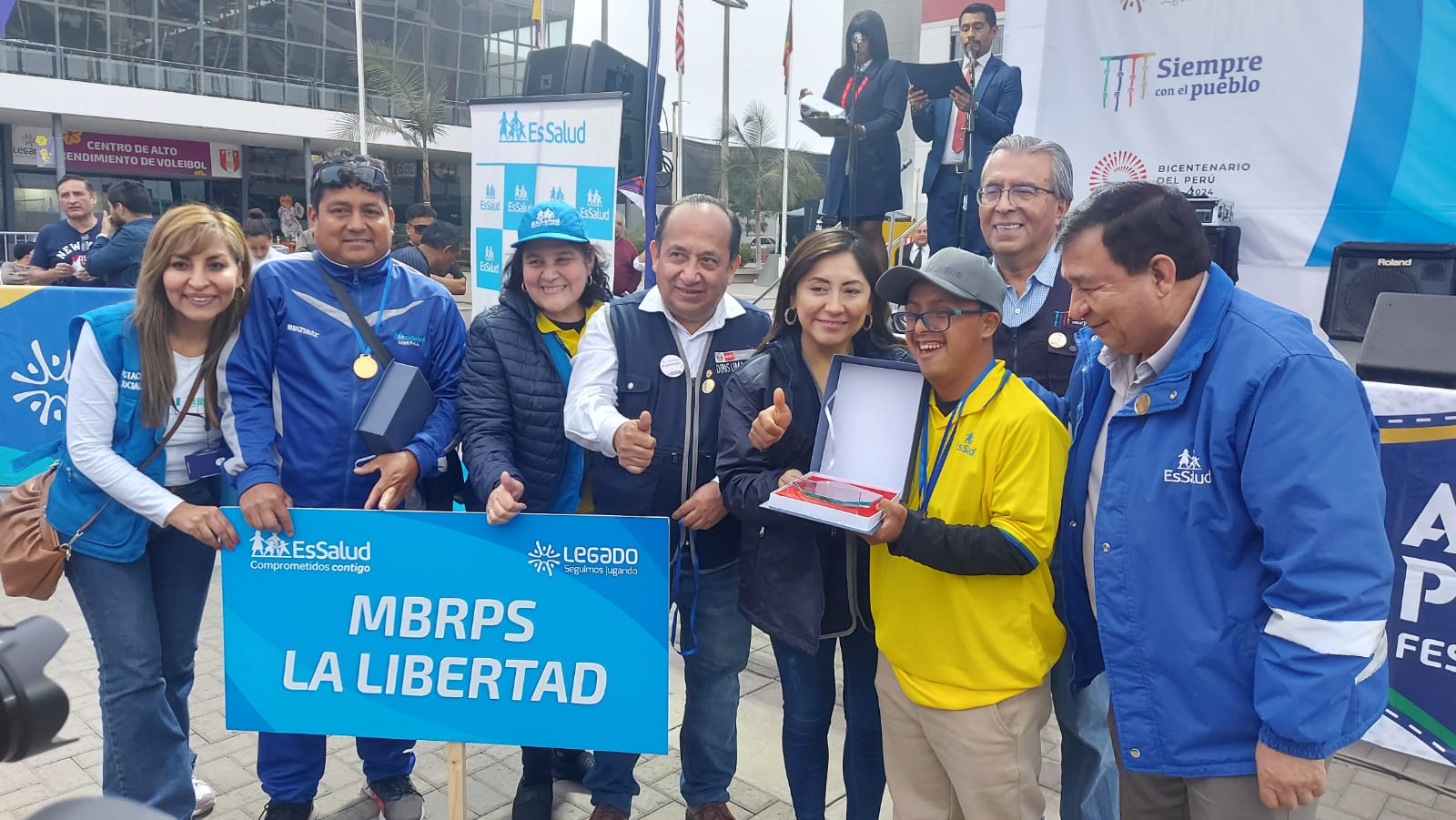 Ministra de Salud, Kelly Portalatino, acompañado por el viceministro de Poblaciones Vulnerables y presidente (e) del Conadis, Mario Ríos, el gerente general de Essalud, William Rosas; el director de Seguridad Ciudadana de la Policía Nacional del Perú, José Zapata Morante; y representantes del Proyecto Especial Legado entregan premiación.