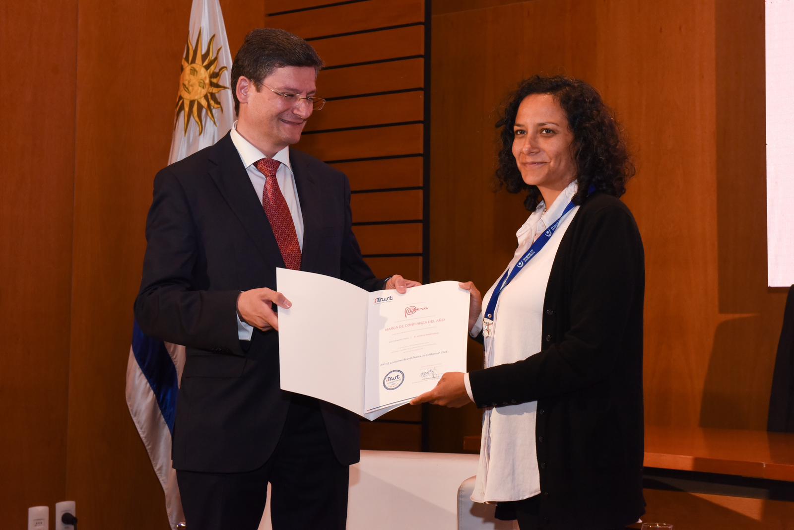 Carmen Julia García Torres, jefa de la Oficina de Estrategia de Imagen y Marca País de PROMPERÚ, recibe el reconocimiento a la Marca Perú.
