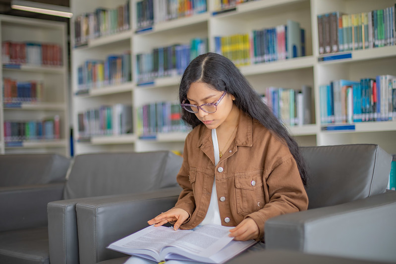 Talento Pronabec revisando un libro