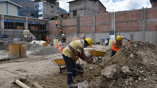 Continúa la ejecución del proyecto Mejoramiento de los Servicios del Complejo Deportivo del Barrio Piura.