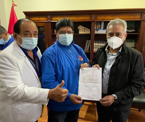 Alcalde entrega documentos a directivo del Seguro Social de Salud