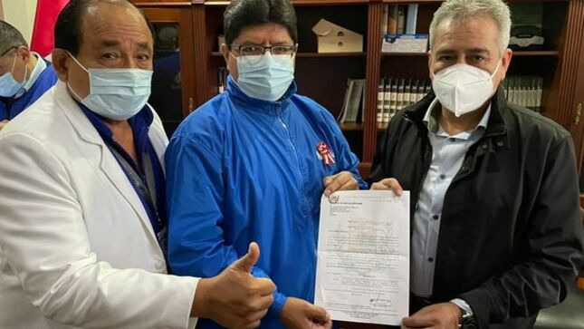 Alcalde entrega documentos a directivo del Seguro Social de Salud