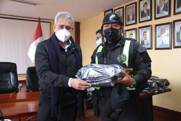 Entregan nuevos uniformes a inspectores de transporte