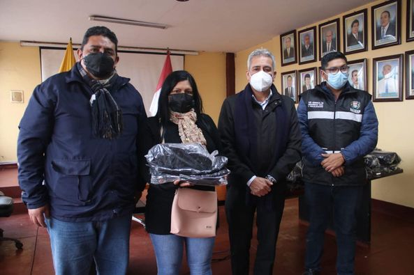 Entregan nuevos uniformes a inspectores de transporte