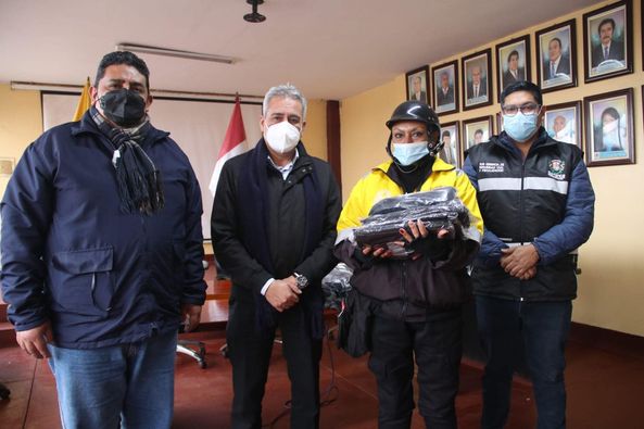 Entregan nuevos uniformes a inspectores de transporte