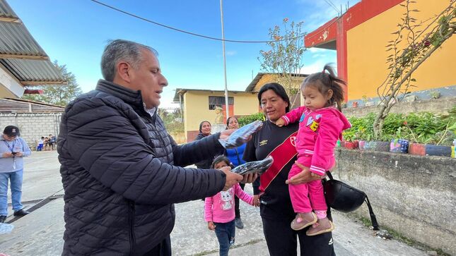 Pobladores de los sectores El Molino y Pencapampa son beneficiados con prendas de vestir