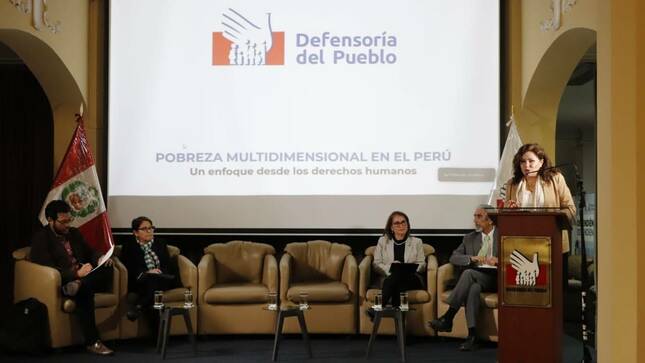 defensora del pueblo exponiendo informe