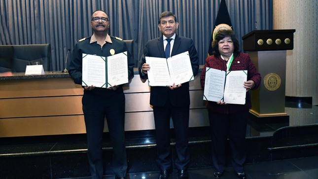 Ministro Carlos Morán y decana de Corlad Lima