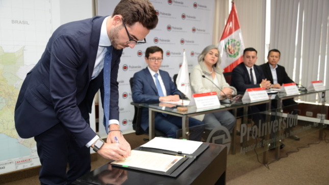 FOTO DE FIRMA DE CONTRATO