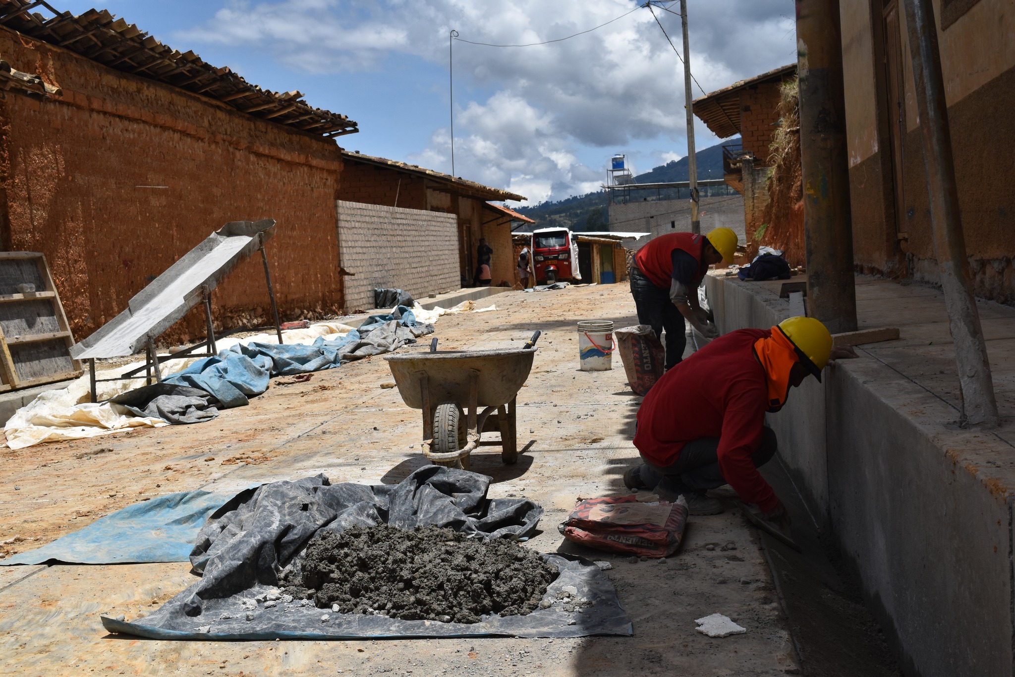 Continúan trabajos de pavimentación en las calles Ricardo Palma y marañón en el barrio Tacshana
