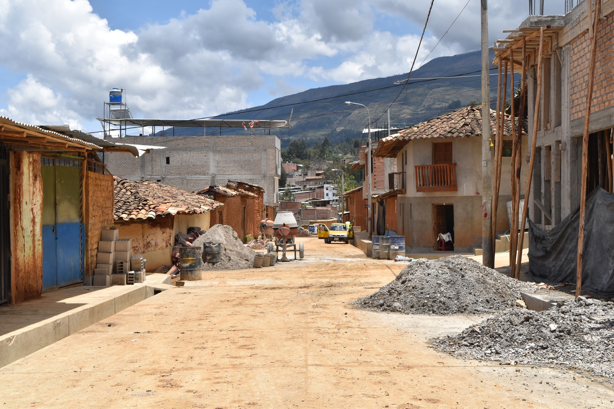 Continúan trabajos de pavimentación en las calles Ricardo Palma y marañón en el barrio Tacshana