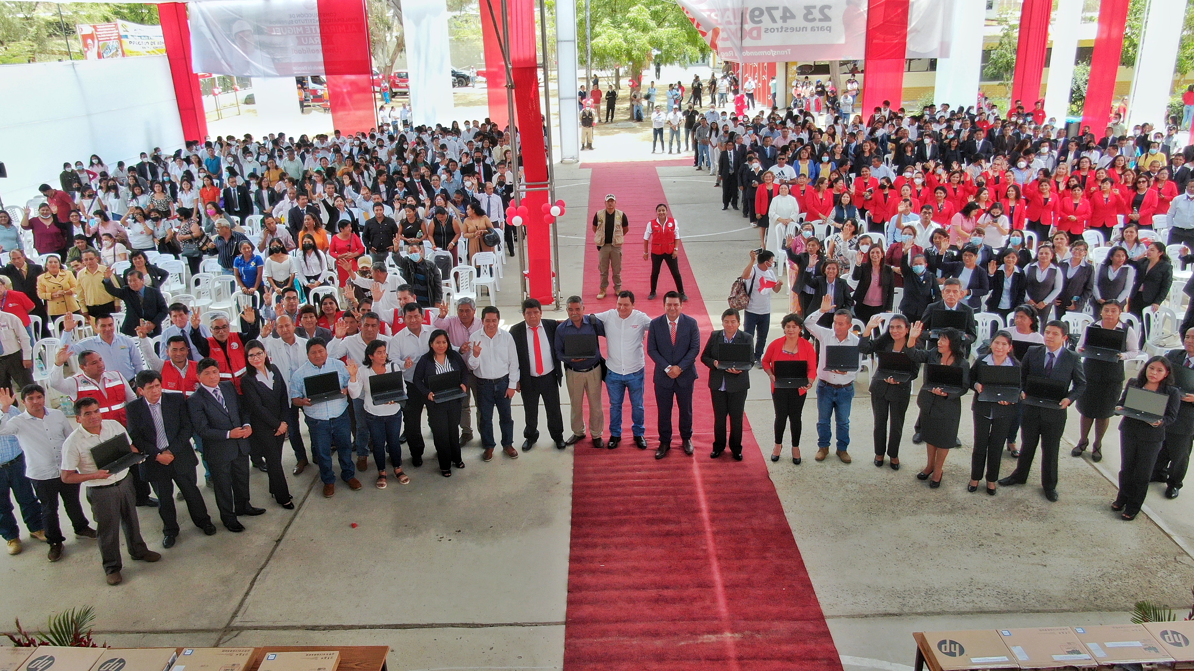 12,621 docentes de la región Piura reciben modernas laptops por parte del Gore Piura