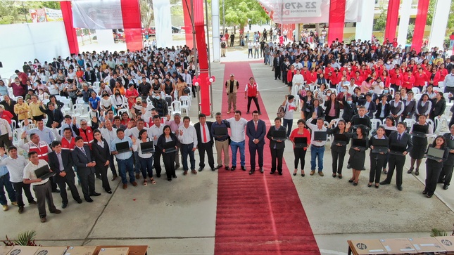 12,621 docentes de la región Piura reciben modernas laptops por parte del Gore Piura