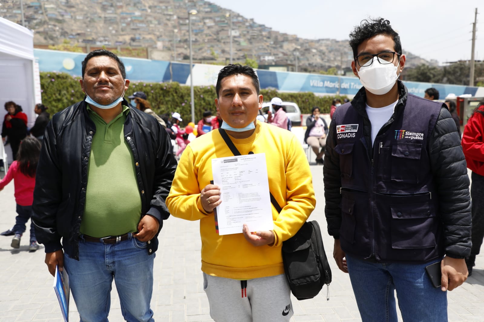 Personal del Conadis entrega Certificado de Discapacidad a un hombre con discapacidad participante de la Campaña de Certificación y Feria Informativa realizada por el Consejo Nacional para la Integración de la Persona con Discapacidad (Conadis).