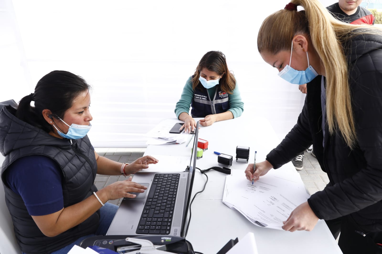 Médicos certificadores atienden a personas con discapacidad.