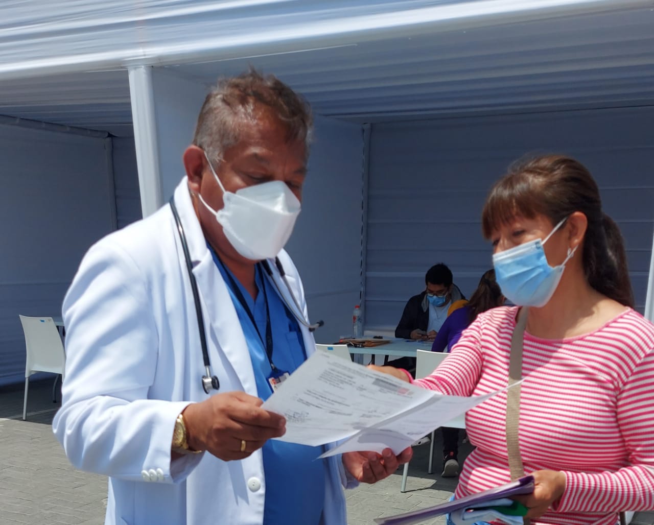 Medico Certificador entrega certificado a mujer con discapacidad.