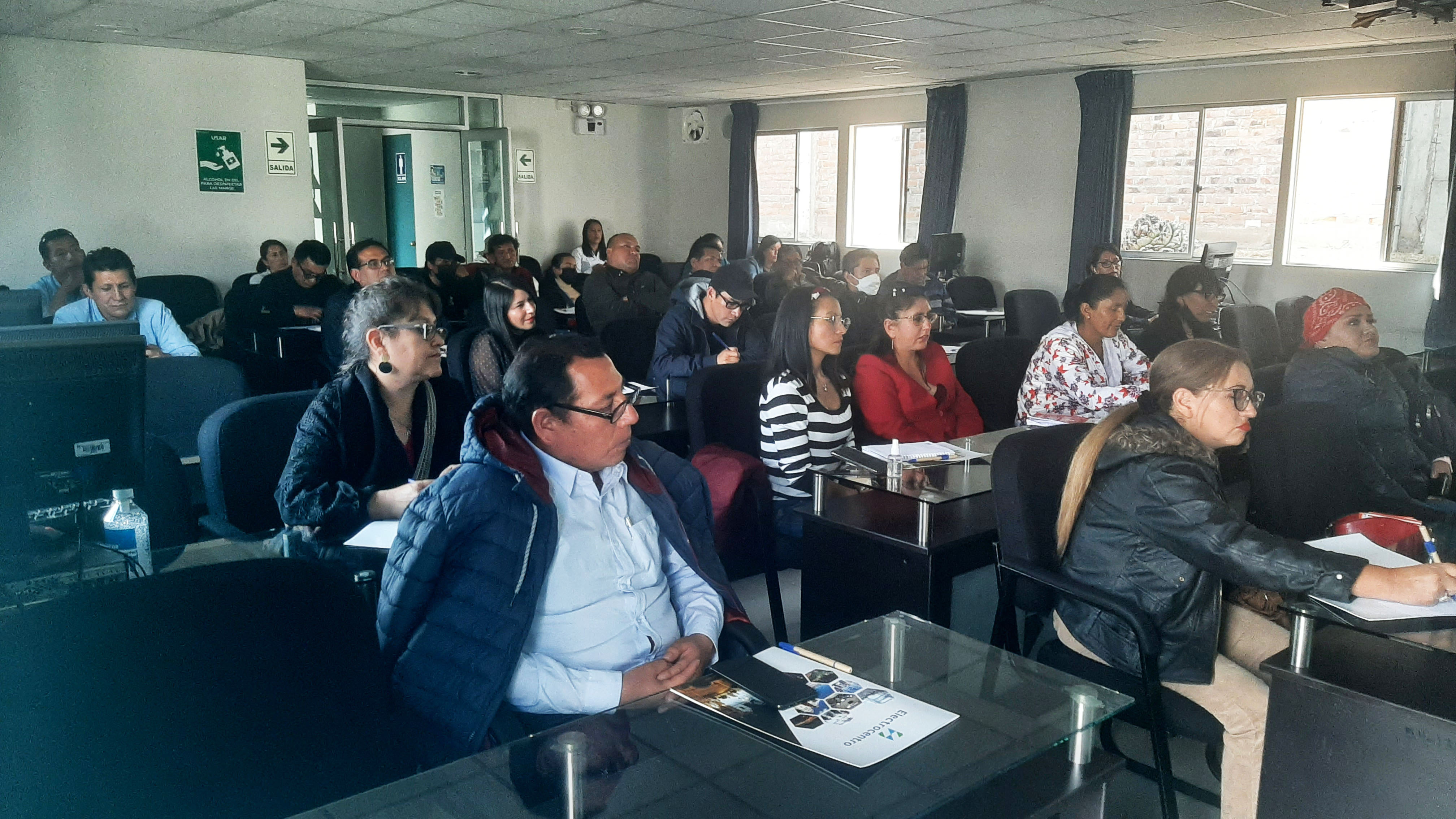 periodistas de la región atentos en la capacitación