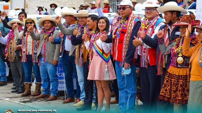 ENTREGAN AMBULANCIAS Y CAMIONETAS PARA LA PROVINCIA DE CHUMBIVILCAS, EN EL MARCO DEL PROYECTO MEJORAMIENTO DE LA CAPACIDAD RESOLUTIVA DE LOS ESTABLECIMIENTOS DE SALUD DE LA PROVINCIA DE CHUMBIVILCAS 
