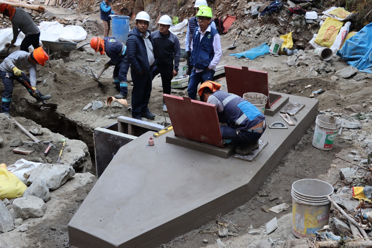 Personal obrero e ingenieros haciendo las instalaciones de gasfitería