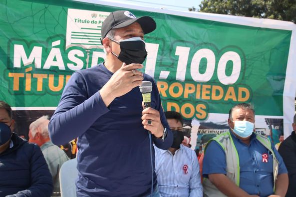 Alcalde Entrega títulos de propiedad en Centro Poblado Pampa San José Caraqueño