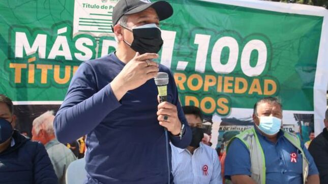 Alcalde Entrega títulos de propiedad en Centro Poblado Pampa San José Caraqueño